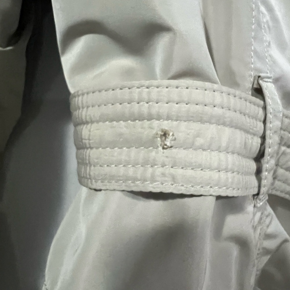 Burberry Beige Ruffled Kids Raincoat - Picture 10 of 11
